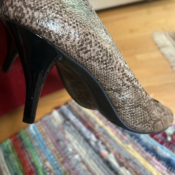 Bandolino Snakeskin Pattern Heels - Brown 10M - Picture 11 of 14